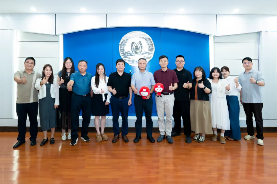 微思敦集团领导与武汉东湖学院领导合影留念